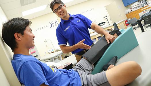 学生 in Athletic training practicing